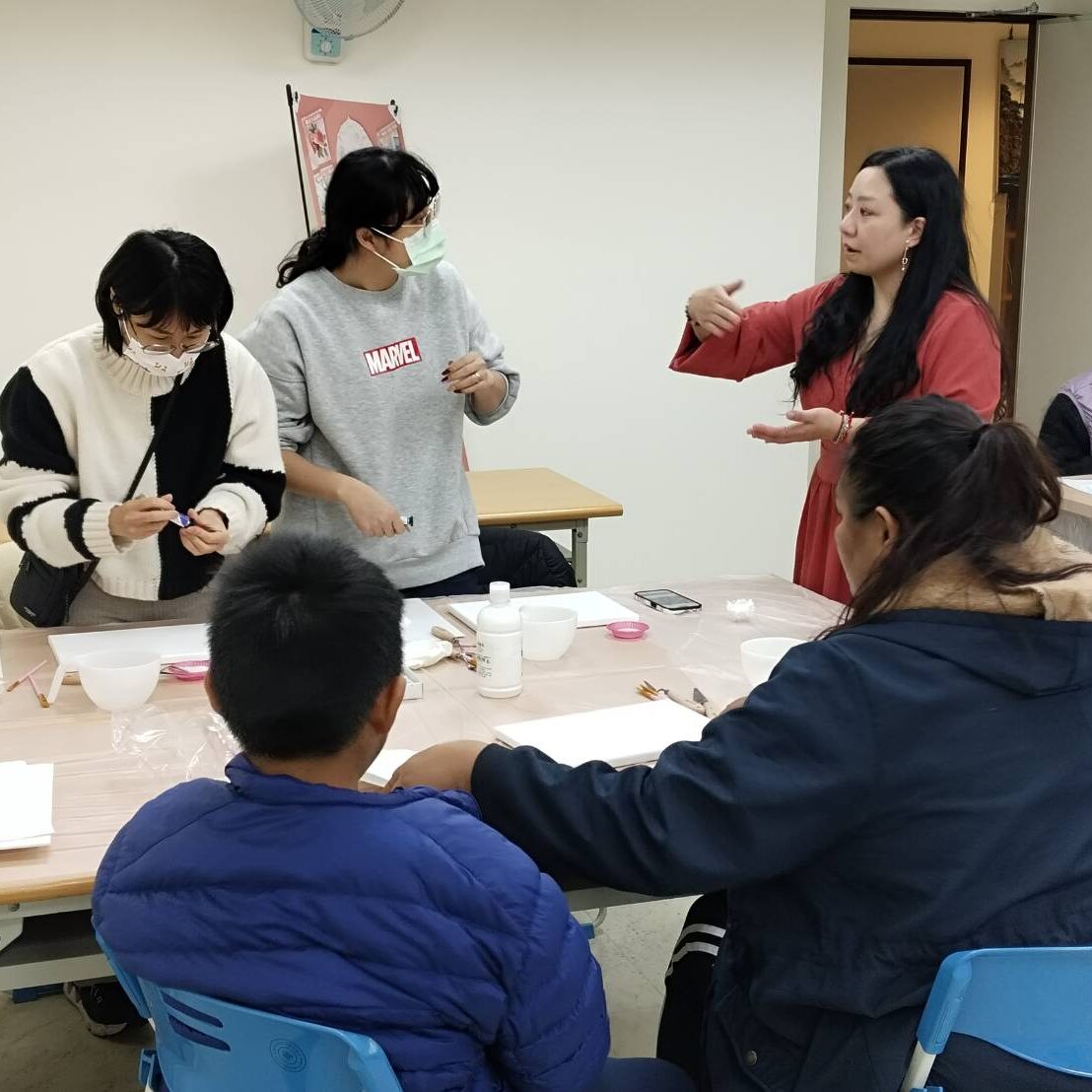 若有齊事 藝術輔療 藝術創伴 創伴師 台南藝術輔療 毛根手作 台南手作教室 台南捏塑教室 台南畫室 何若齊 用雙手創造奇蹟
