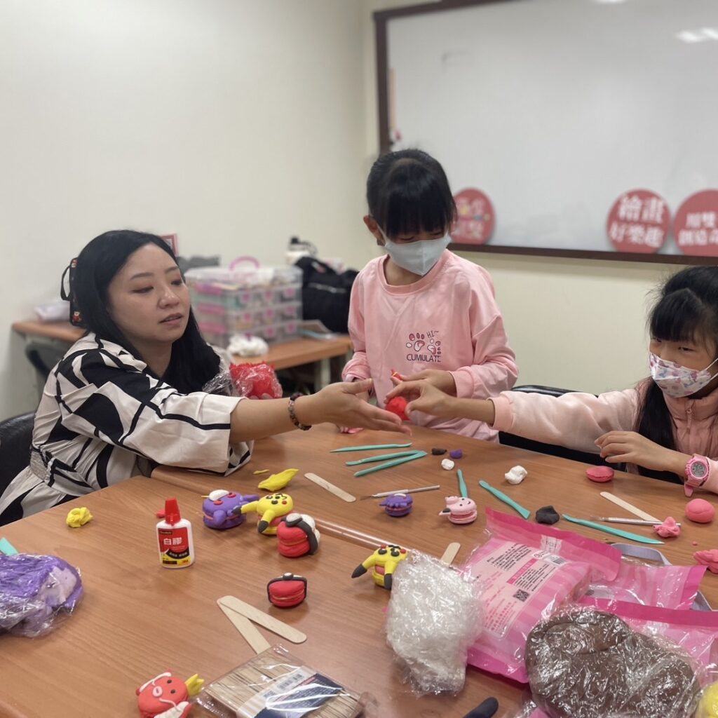 若有齊事 藝術輔療 藝術創伴 創伴師 台南藝術輔療 毛根手作 台南手作教室 台南捏塑教室 台南畫室 何若齊 用雙手創造奇蹟