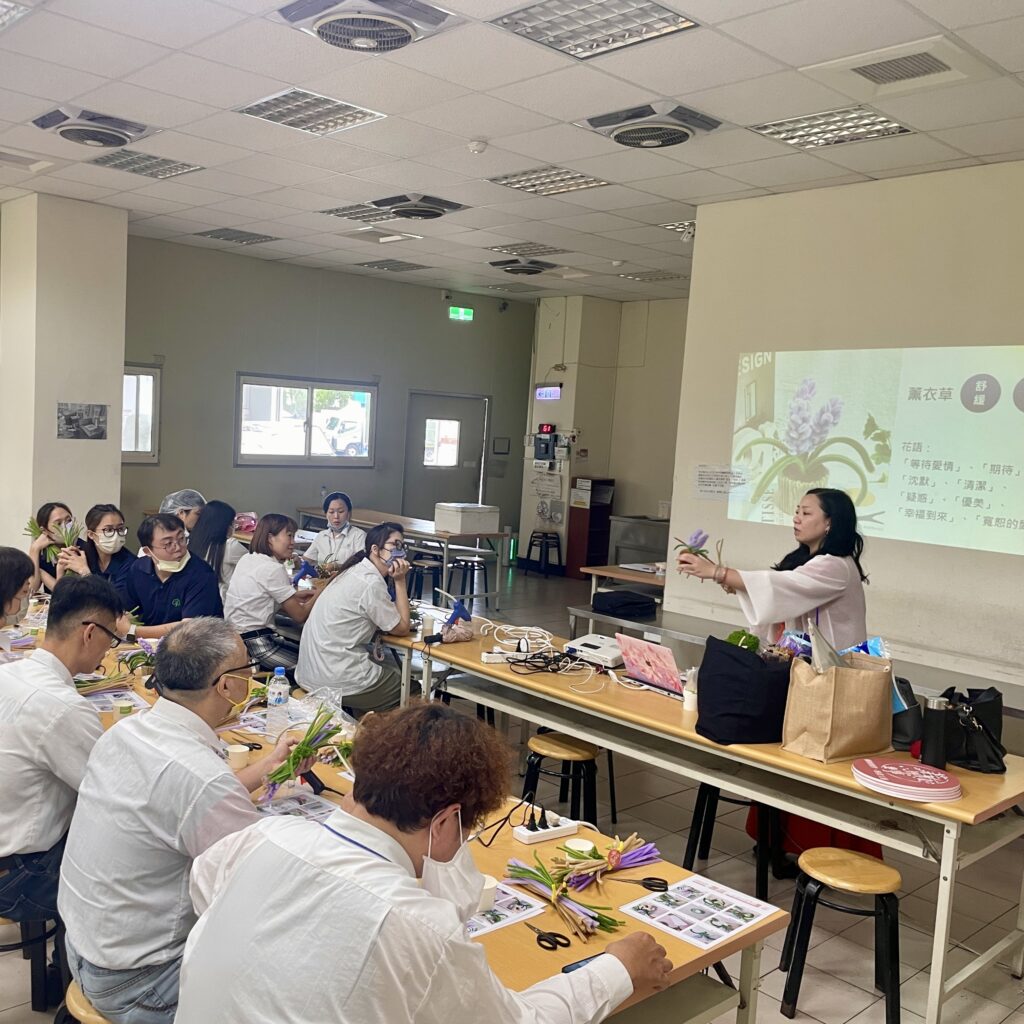 若有齊事 藝術輔療 藝術創伴 創伴師 台南藝術輔療 毛根手作 台南手作教室 台南捏塑教室 台南畫室 何若齊 用雙手創造奇蹟