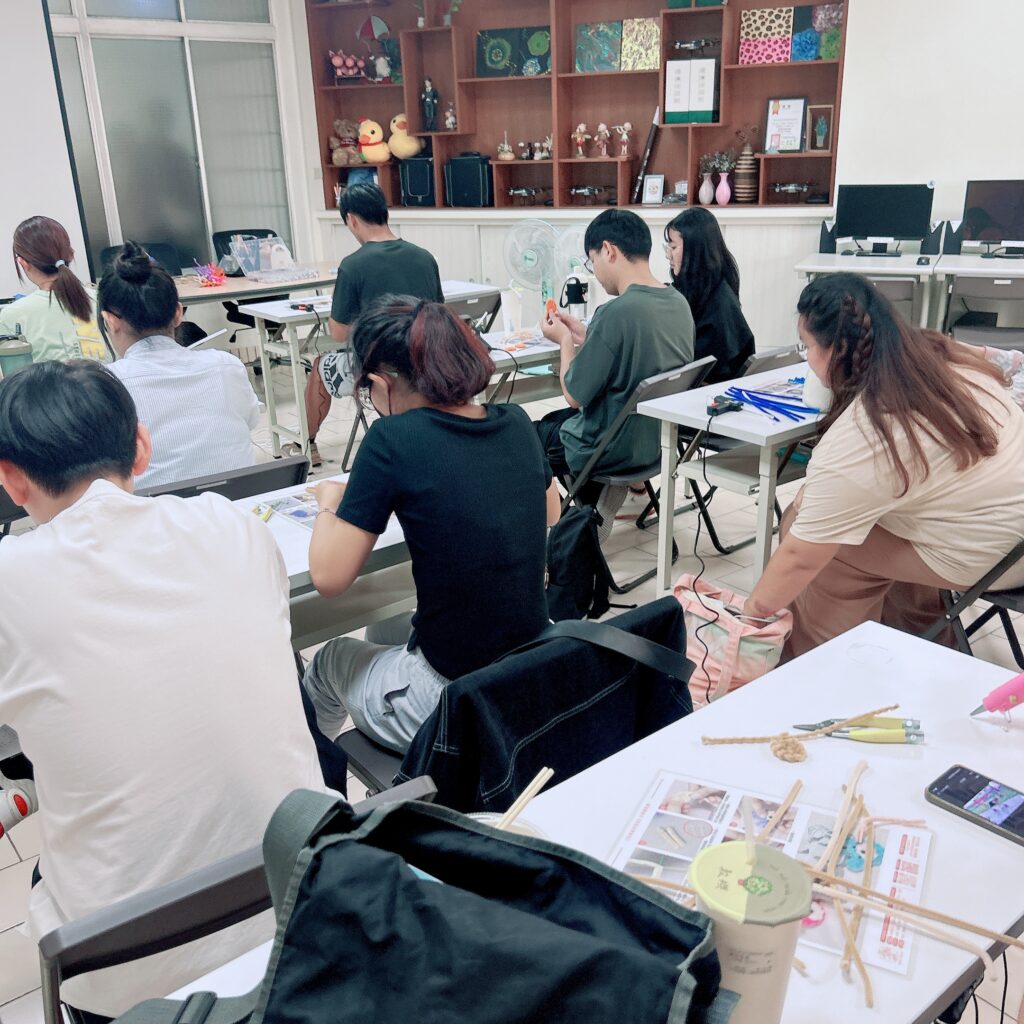 若有齊事 藝術輔療 藝術創伴 創伴師 台南藝術輔療 毛根手作 台南手作教室 台南捏塑教室 台南畫室 何若齊 用雙手創造奇蹟