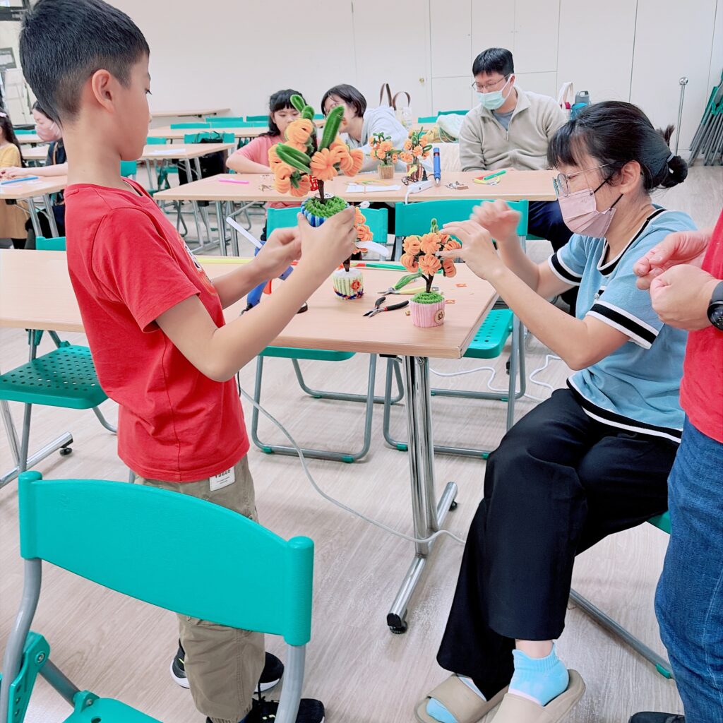 若有齊事 藝術輔療 藝術創伴 創伴師 台南藝術輔療 毛根手作 台南手作教室 台南捏塑教室 台南畫室 何若齊 用雙手創造奇蹟